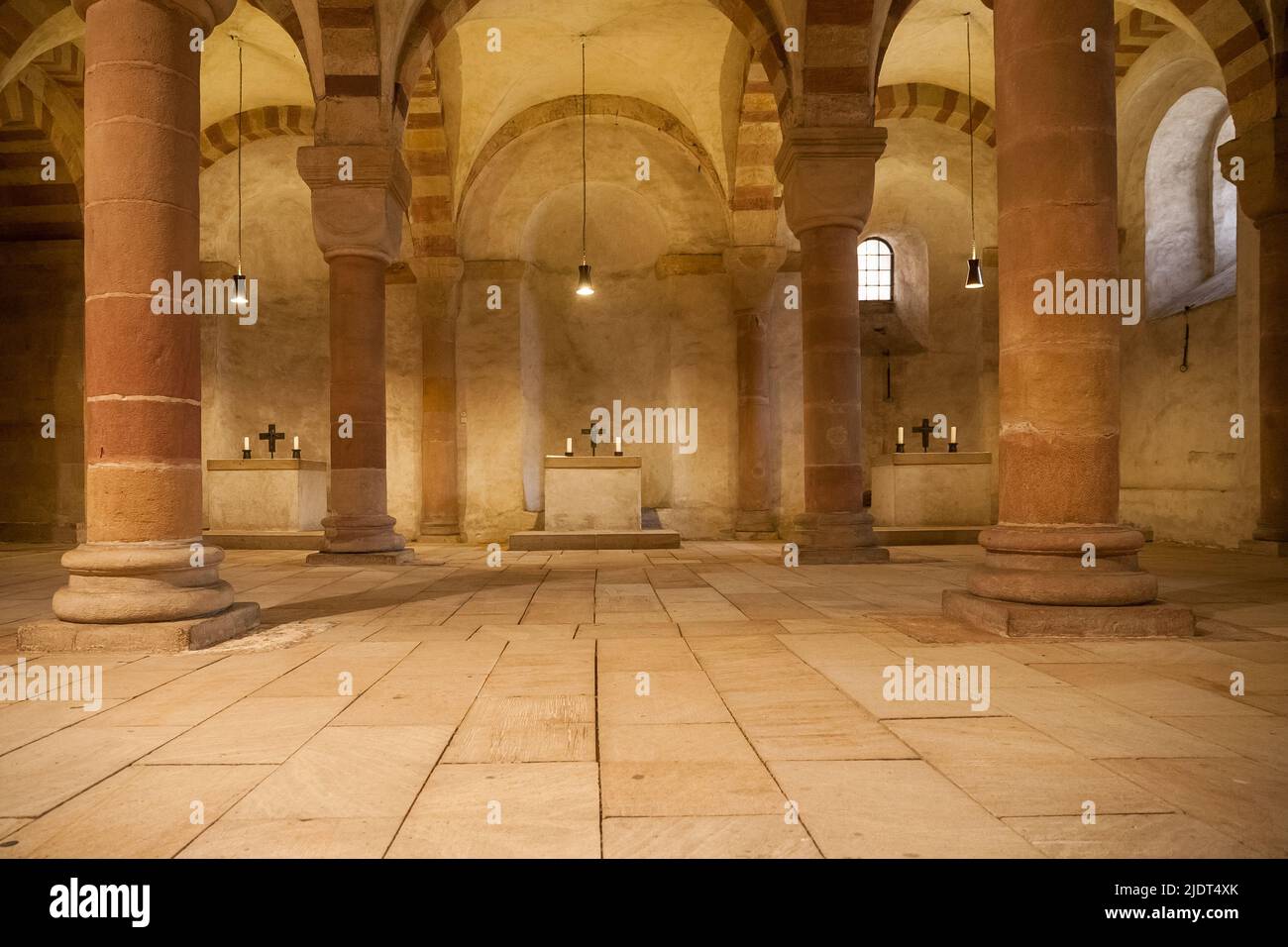 Grande vista dei tre altari all'interno del transetto meridionale della cripta sala a colonne romaniche della famosa Cattedrale di Speyer nello stato... Foto Stock