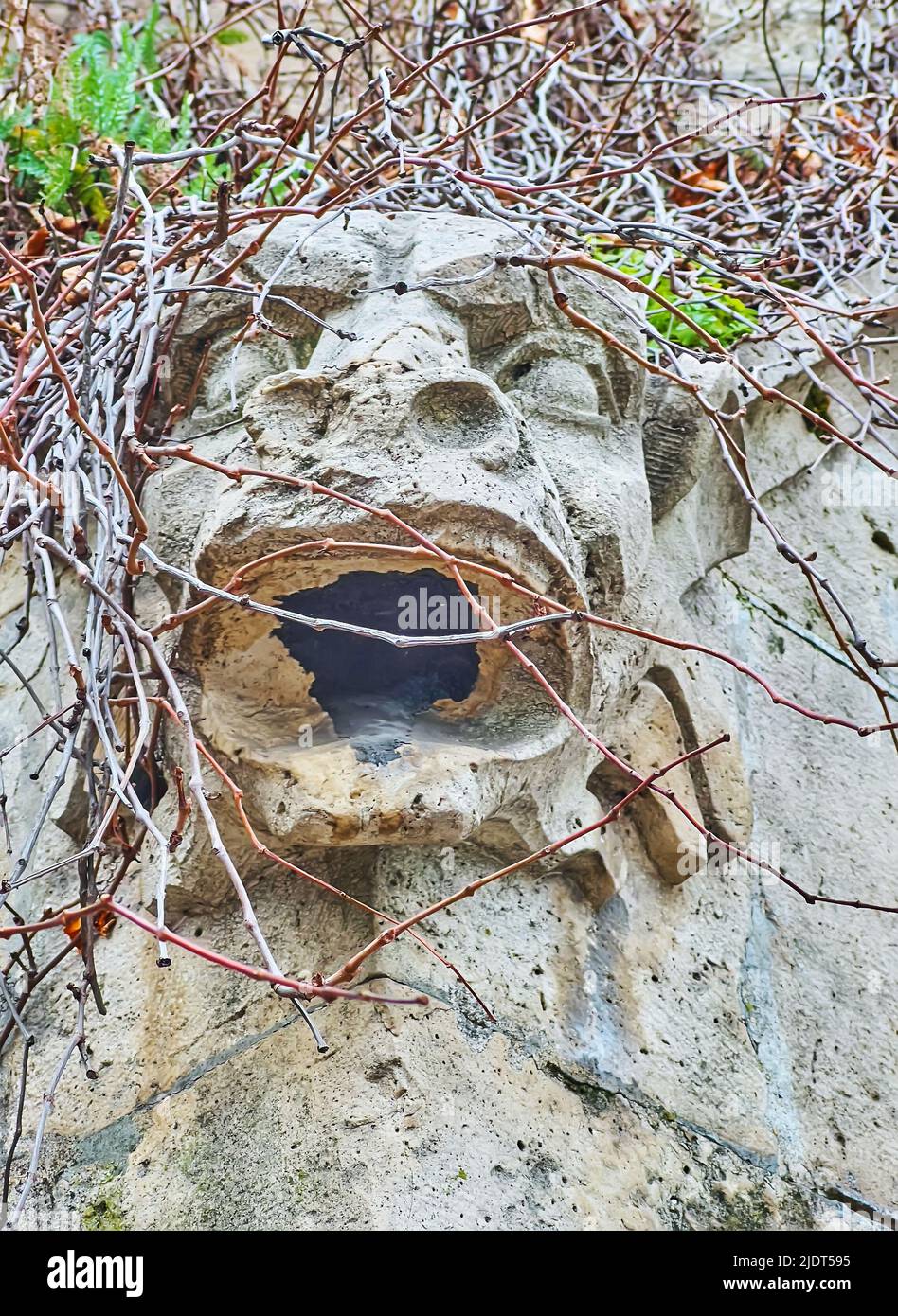 La gargoyle in pietra intagliata serve come l'arredamento per il piccolo padiglione della Cappella Rock del Monastero Paolino, Budapest, Ungheria Foto Stock