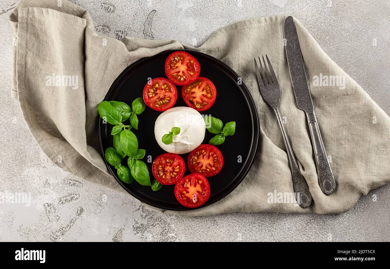 Burrata fresca di mozzarella italiana con una sorpresa interna, il centro è ripieno di panna. Foto Stock