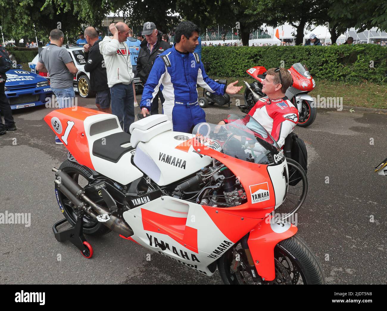 Goodwood, West Sussex, Regno Unito 23rd giugno 2022. Wayne Rainey Triple World Champion in discussione con Karun Chandhok al Goodwood Festival of Speed – “gli innovatori – i maestri del motorsport”, a Goodwood, West Sussex, Regno Unito. © Malcolm Greig/Alamy Live News Foto Stock