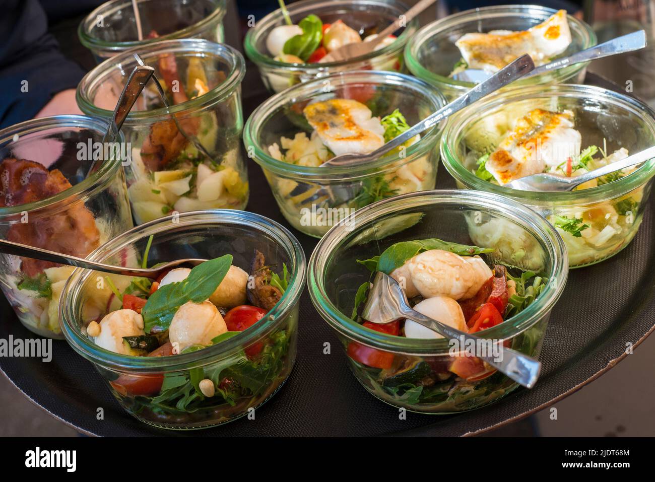 un sacco di ciotole di insalata Foto stock - Alamy