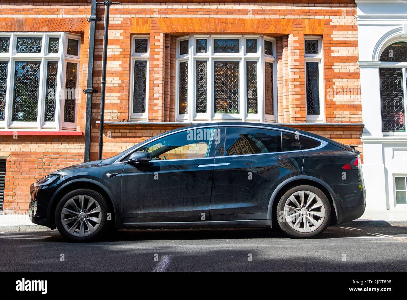 Londra - Maggio 2022: Telsa Model X parcheggiata sulla strada di Londra Foto Stock