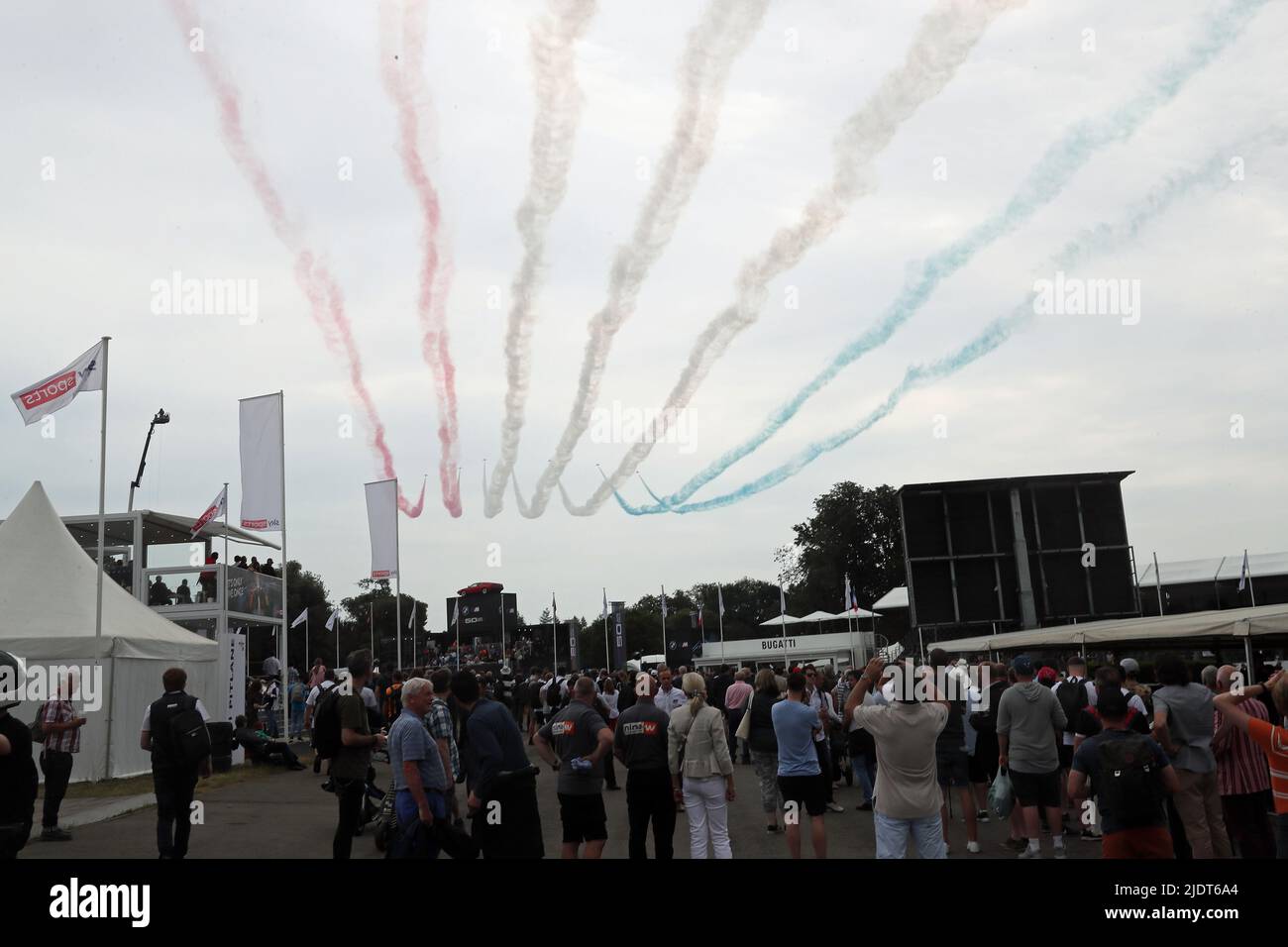 Goodwood, West Sussex, Regno Unito 23rd giugno 2022. Le frecce rosse sorvolano direttamente gli spettatori al Goodwood Festival of Speed – “The Innovators – masterminds of Motorsport”, a Goodwood, West Sussex, Regno Unito. © Malcolm Greig/Alamy Live News Foto Stock