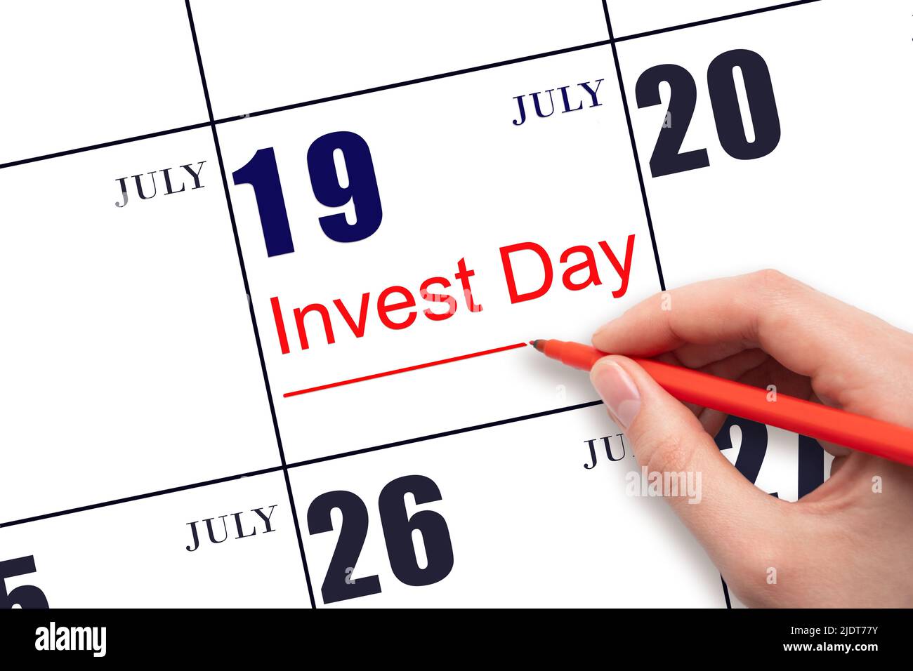 19th luglio. Disegno a mano linea rossa e scrittura del testo Invest Day il calendario data 19 luglio. Concetto commerciale e finanziario. Mese estivo, giorno di Foto Stock