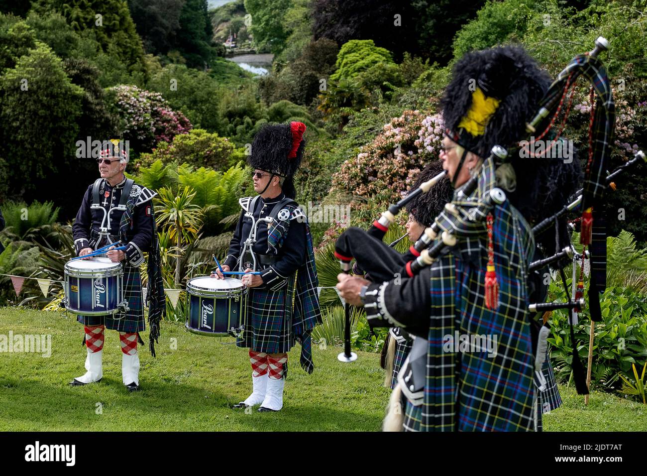 Piper e batteristi del tubo di Kernow e dei tamburi che si esibiscono durante l'evento Military Day al Trebah Garden in Cornovaglia nel Regno Unito. Foto Stock