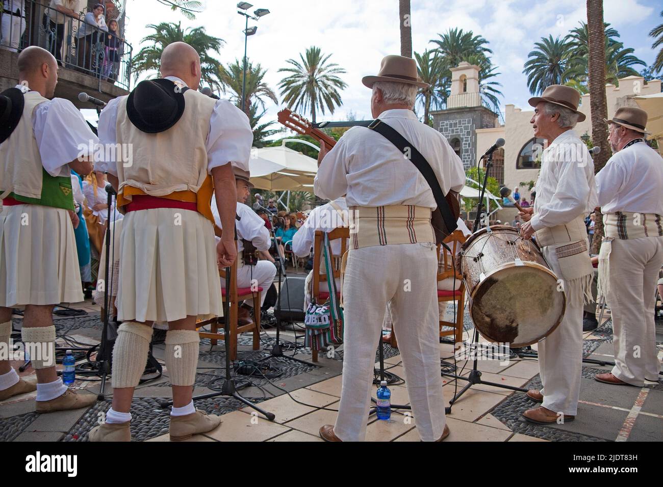 Spettacolo folcloristico a Pueblo Canario, musicisti con costumi tradizionali a Parque Doramas, Las Palmas, Grand Canary, Isole Canarie, Spagna, Europa Foto Stock