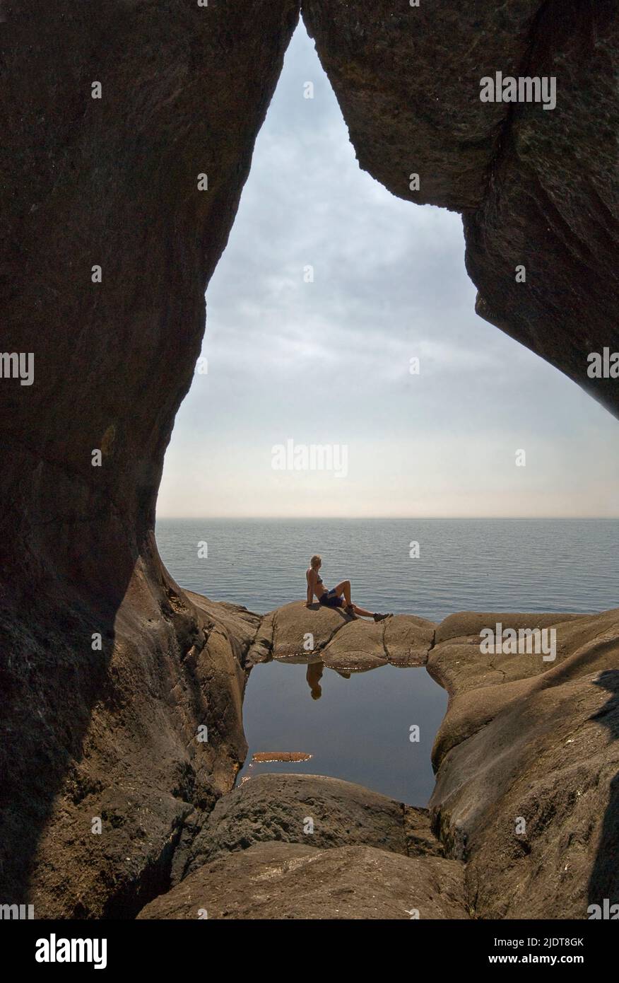 Podhole gigante causato dall'azione delle onde e formatosi circa 10 000 anni fa. Situato a Brufjellet vicino a Åna-Sira (Agder), Norvegia sud-occidentale. Foto Stock