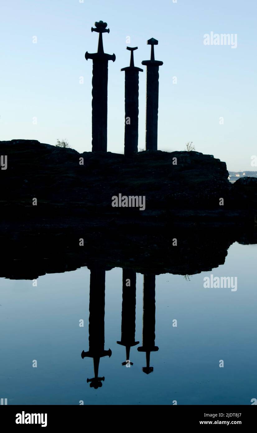 Il monumento "Sverd i Stein" (spade nella roccia) di Fritz Røed, mostra tre spade vichinghe a Hafrsfjord vicino a Stavanger nella Norvegia occidentale. Foto Stock