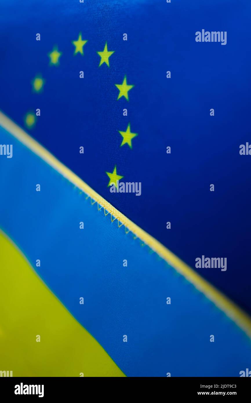 Sovrapposizione delle bandiere dell'Unione europea e dell'Ucraina. Ucraina concetto di adesione all'UE Foto Stock