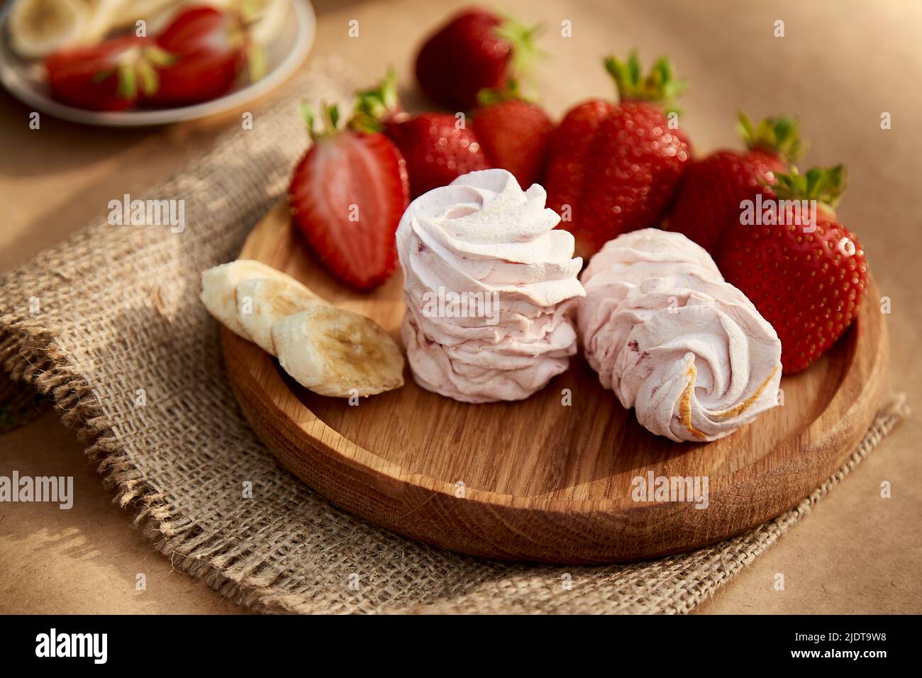 Marshmallows naturali senza zucchero alla vaniglia con sapore di banana e fragola. Dolci sani, spuntini, cibo naturale Foto Stock