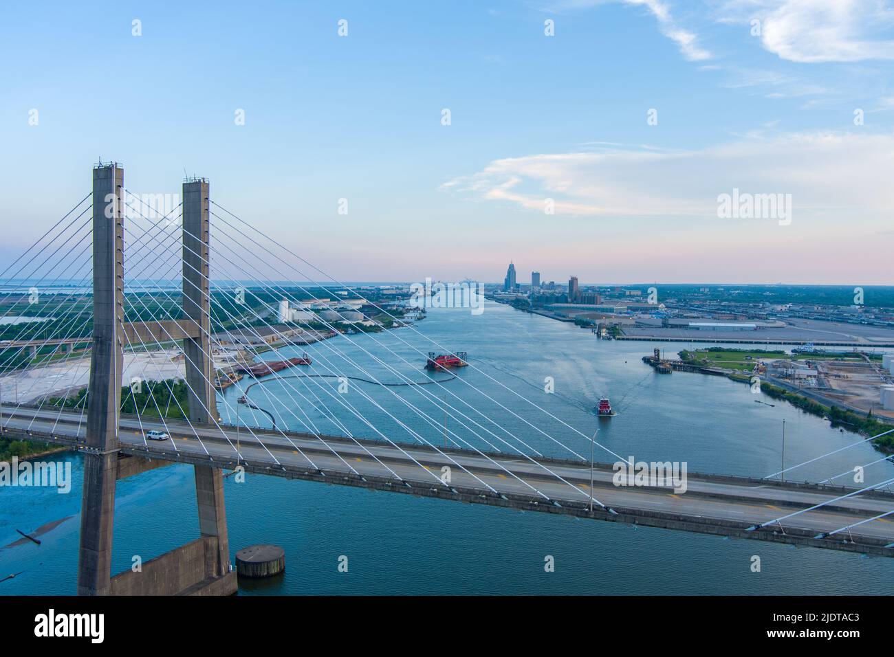 Il ponte Cochrane e il porto di Mobile, Alabama al tramonto Foto Stock