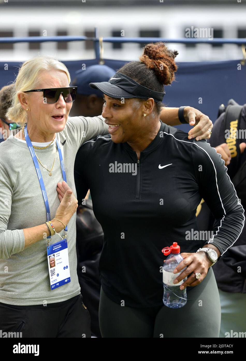 Serena Williams (USA) con Renae Stubbs (allenatore australiano del WTA) sui tribunali di pratica Eastbourne, 2022 - sticking cerotti sul suo volto... Foto Stock