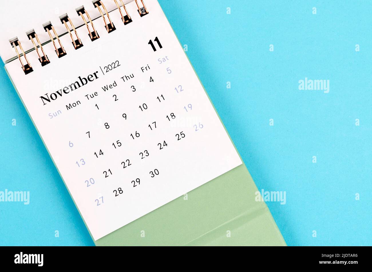 Il calendario di novembre 2022 su sfondo blu. Foto Stock