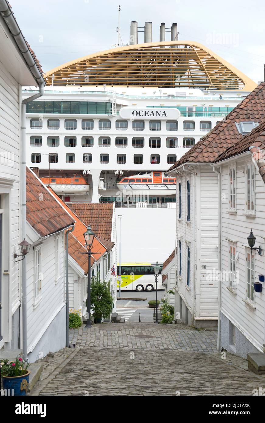 Case e strade strette nella parte vecchia di Stavanger, Norvegia, localmente conosciuta come 'Gamle Stavanger'. I 173 edifici risalgono al 1700 e 1800 cent Foto Stock