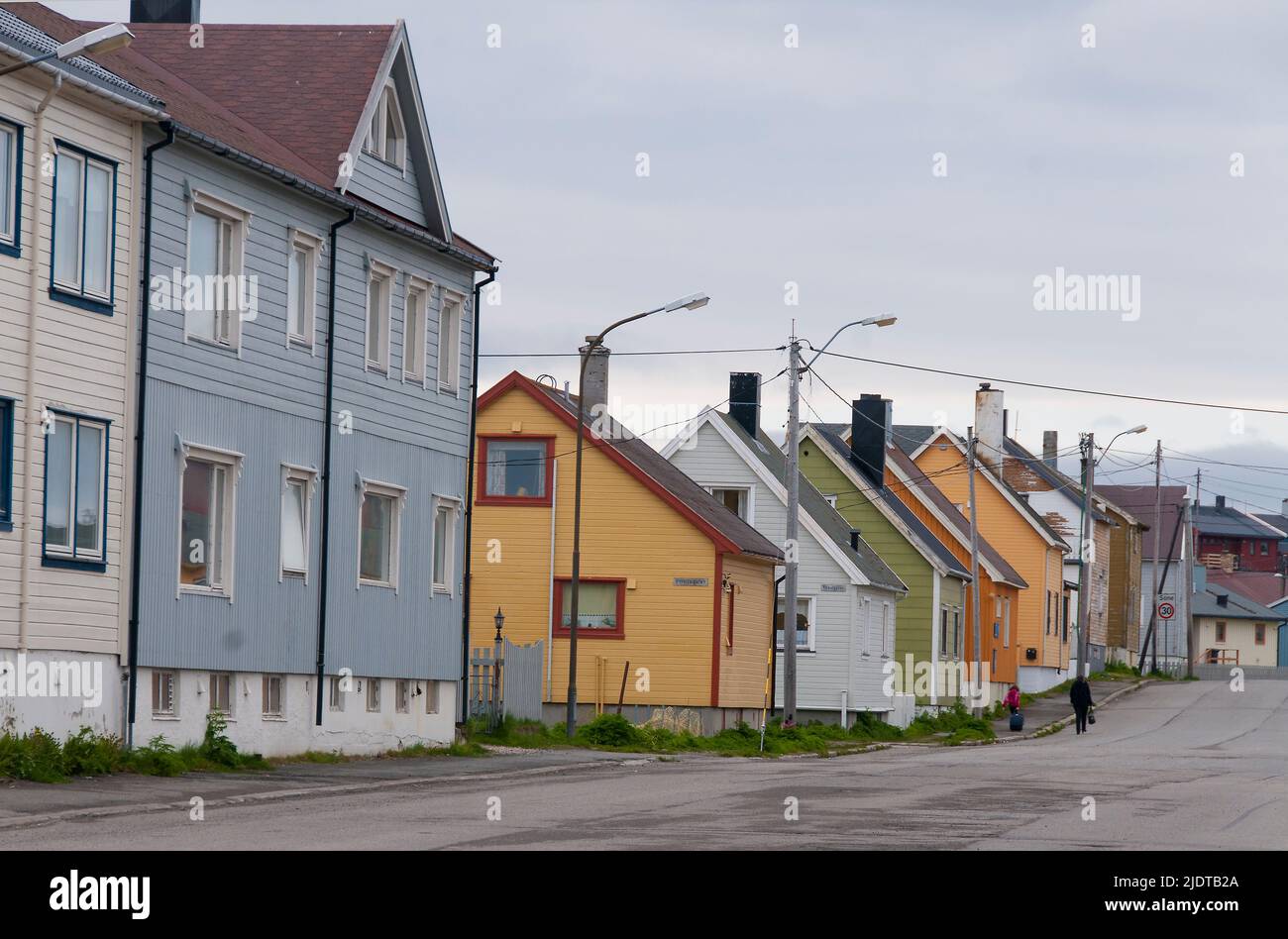 Case tradizionali lungo una strada nella città di Vardö nella contea di Finnmark, Norvegia settentrionale. Foto Stock