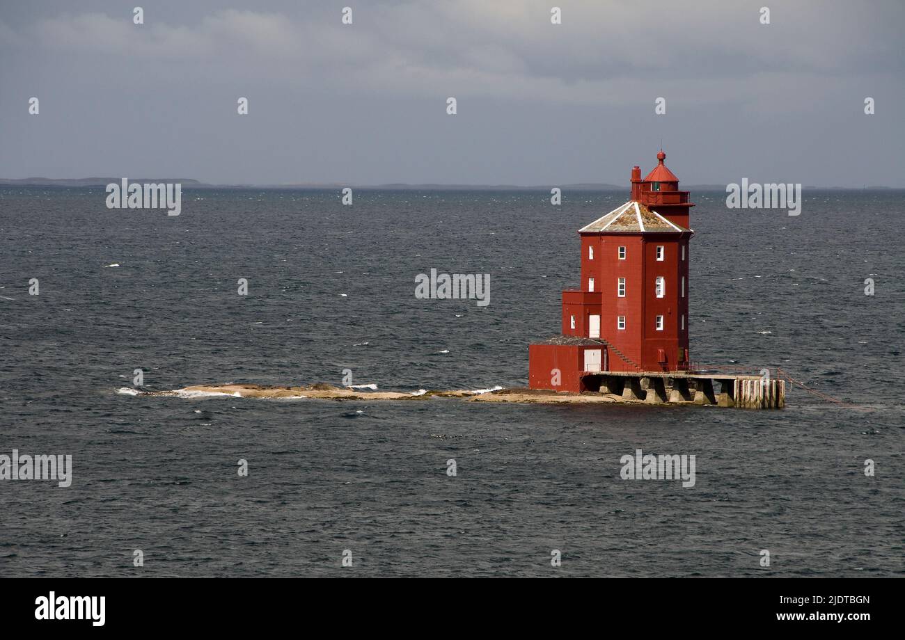 Il faro di Kjeugnskjaeret all'apertura del Bjugnfjord nella contea di Bjugn, Tröndelag, è stato costruito nel 1880 ed è il più antico faro a forma di 8 a Norw Foto Stock