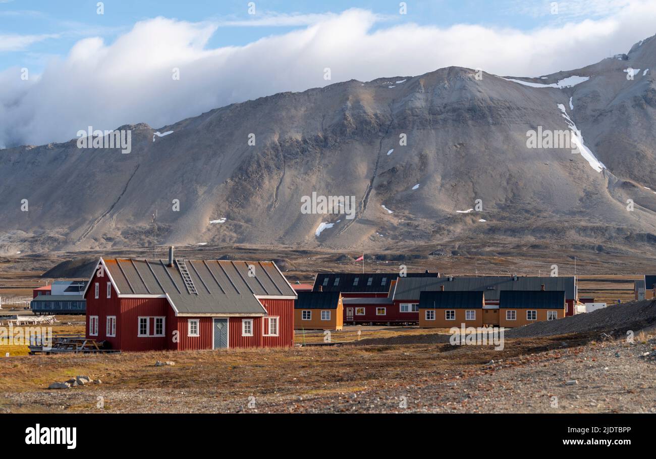 New-Aalesund, l'insediamento permanente più settentrionale del mondo e città di ricerca a Spitsbergen occidentale, Svalbard, Norvegia. Foto da agosto 2019. Foto Stock