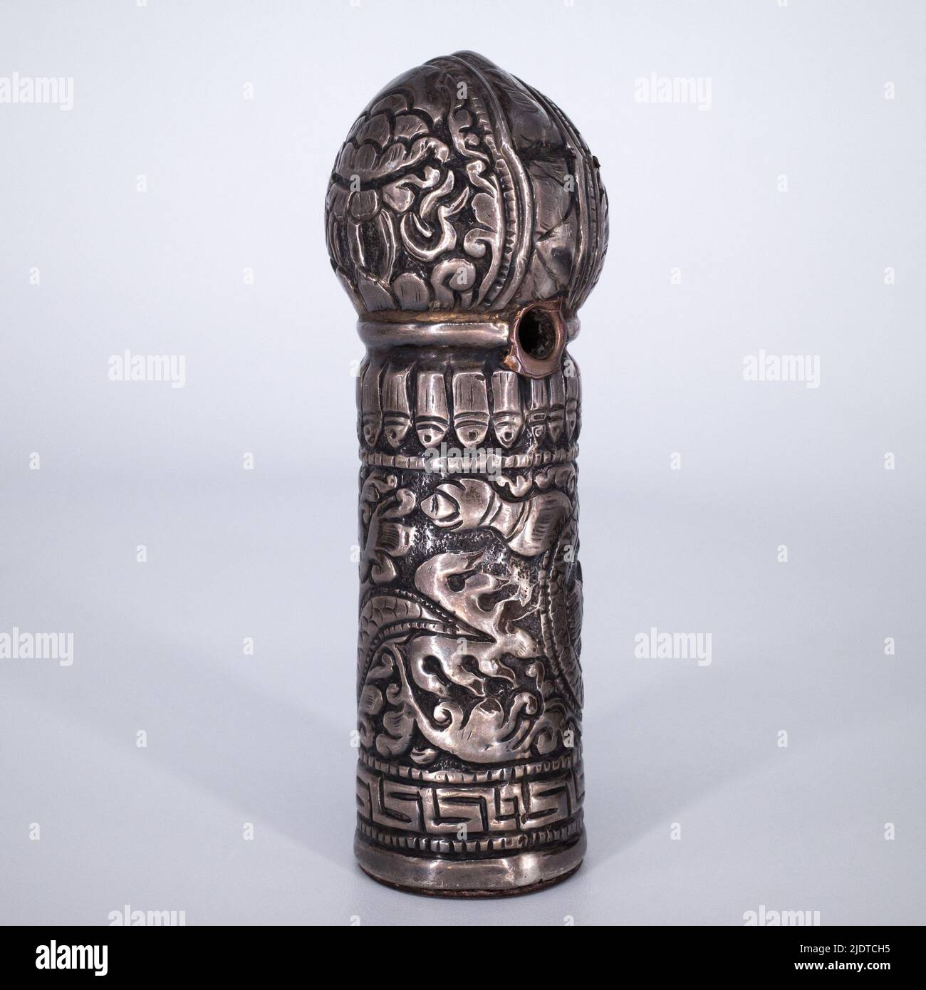 Repoussé d'argento buddista tibetano e Sigillo personale di ferro con drago e loto Foto Stock