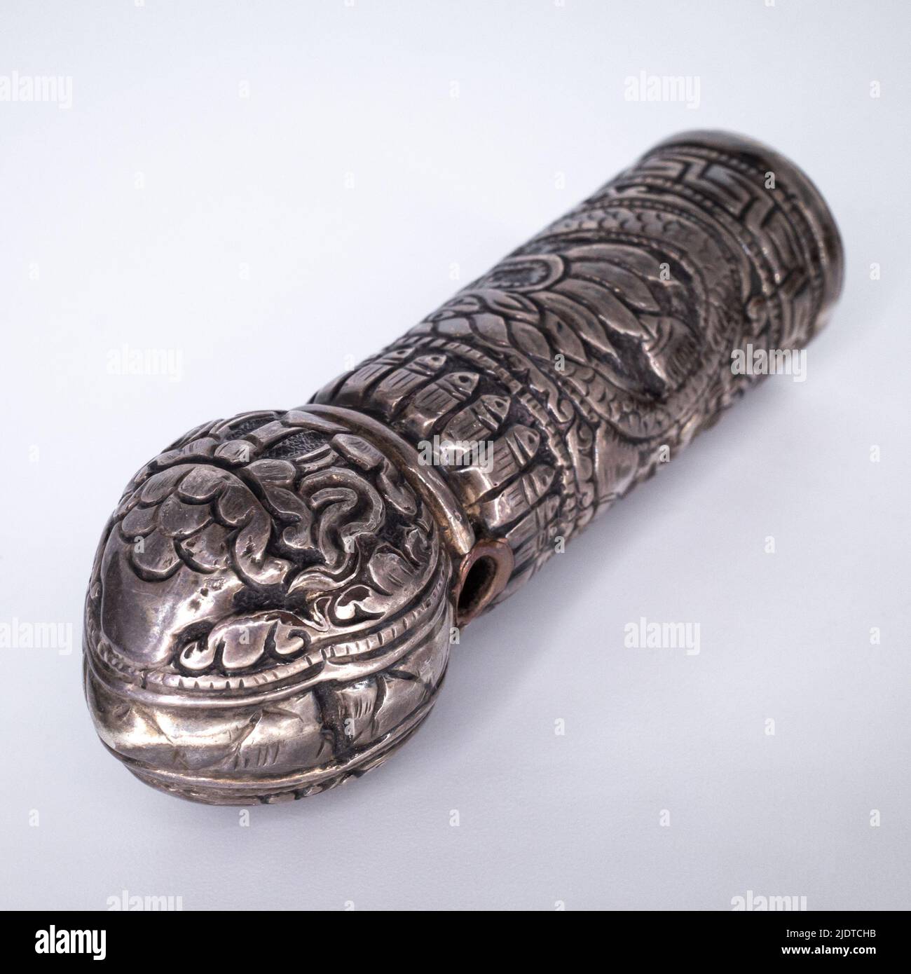 Repoussé d'argento buddista tibetano e Sigillo personale di ferro con drago e loto Foto Stock