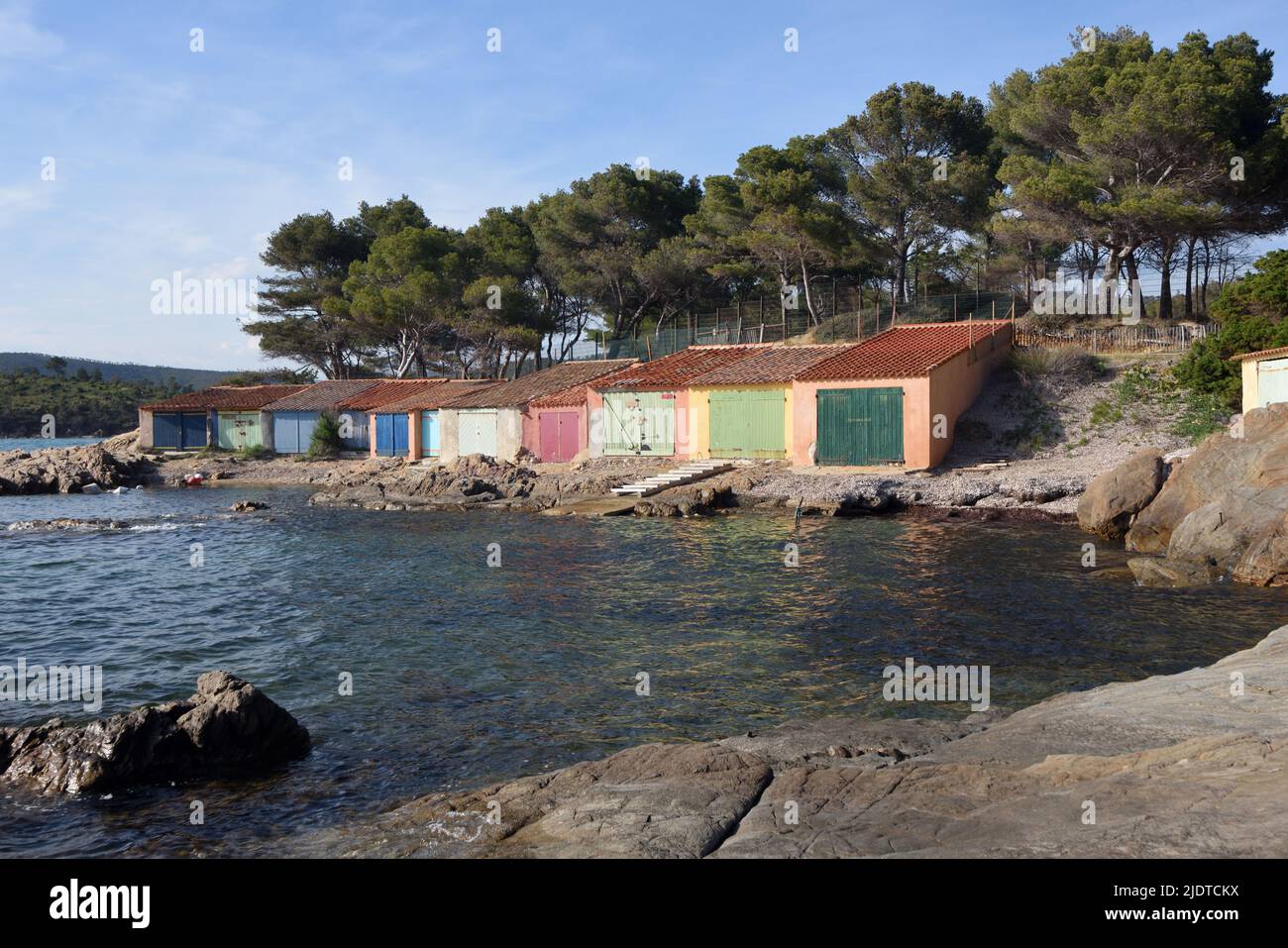 Colorato Old Boatsheds sulla riva vicino alla spiaggia o Plage de Bregancon di fronte Breganon Fort & Island Bormes-les-Mimosas Var Provence france Foto Stock