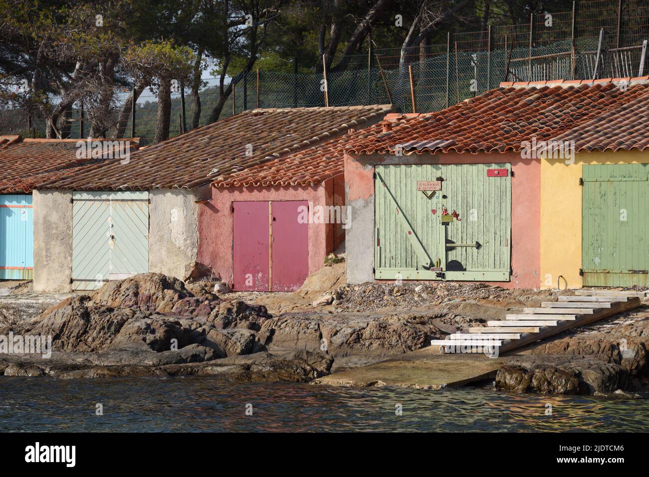 Vecchie baracche multicolori o colorate sulla spiaggia o Plage de Breganzé Bormes-les-Mimosas Var Provence Francia Foto Stock