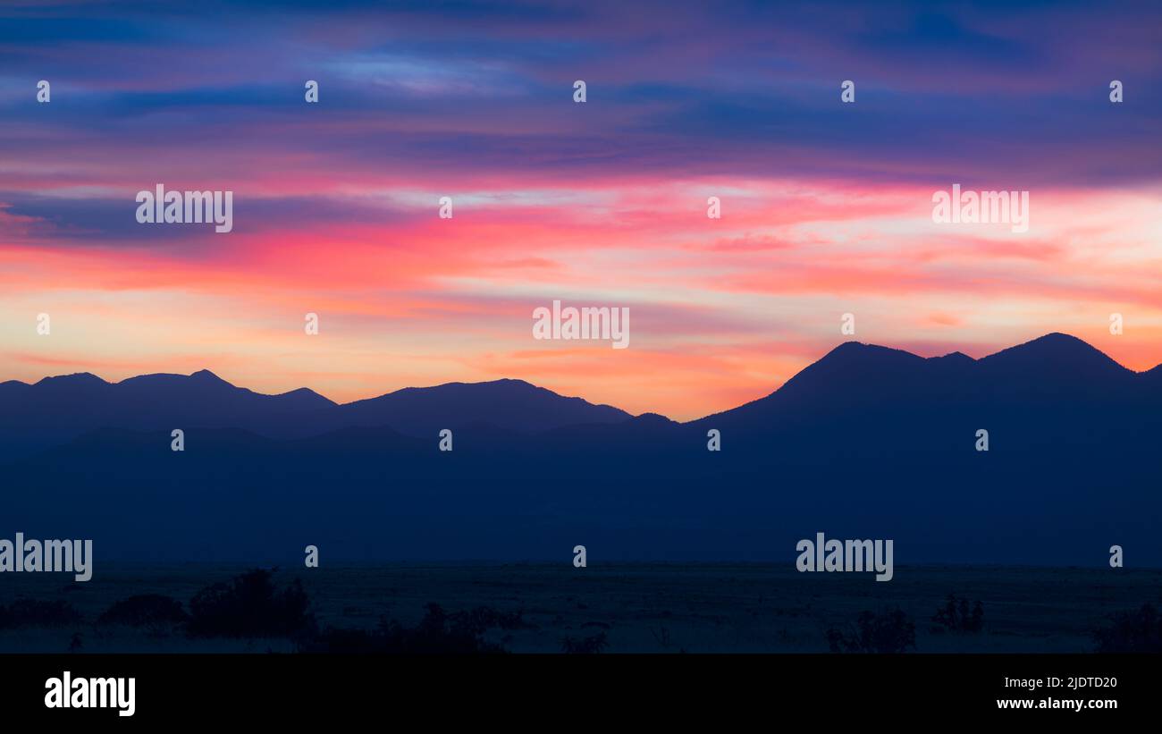 USA, New Mexico, Santa Fe, cielo al tramonto sopra le montagne Jemez Foto Stock