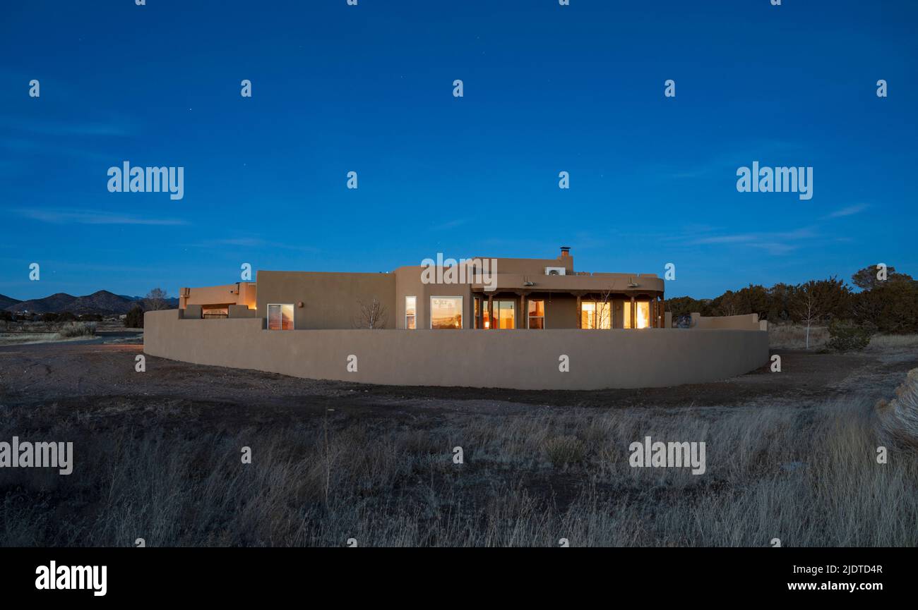 USA, New Mexico, Santa Fe, Pueblo stile casa in paesaggio al crepuscolo Foto Stock