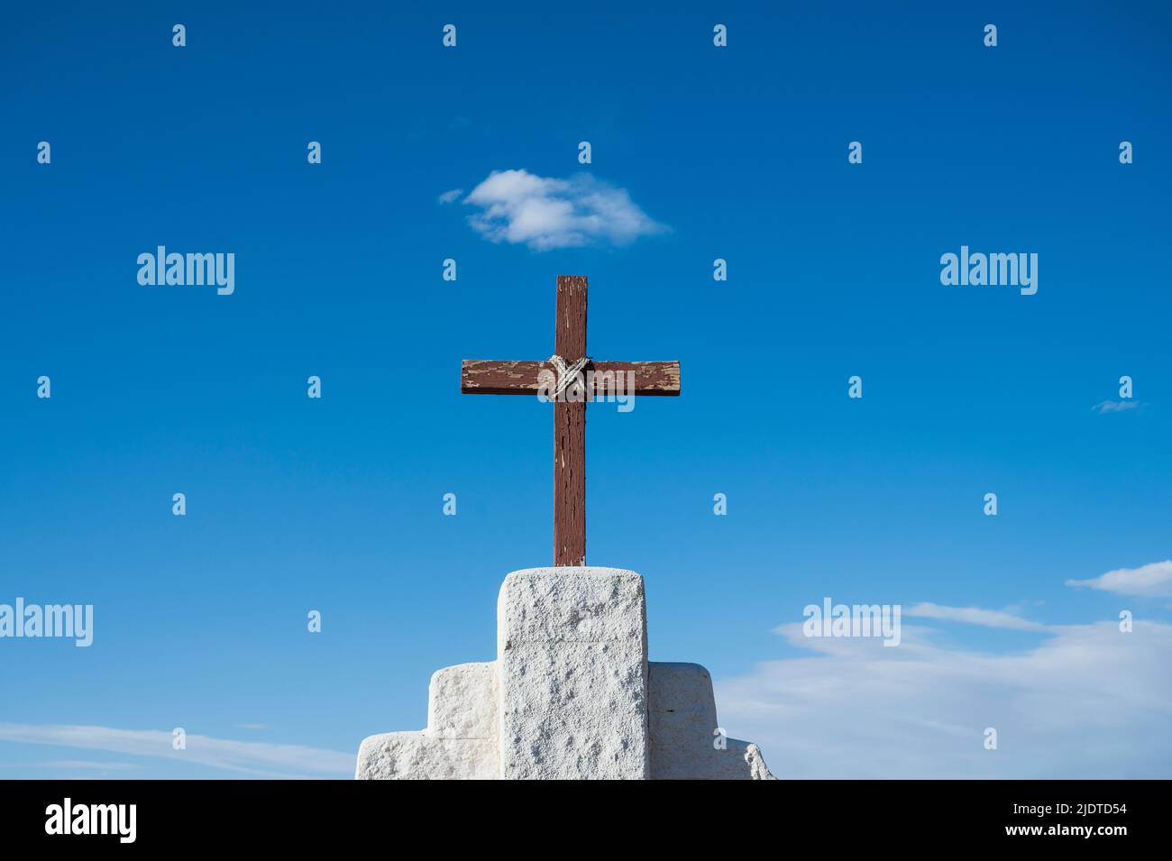 USA, New Mexico, Golden, semplice croce di legno contro il cielo Foto Stock