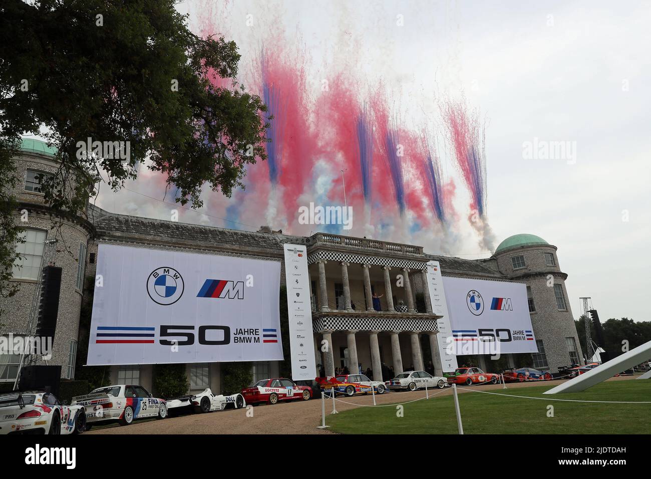 Goodwood, West Sussex, Regno Unito 23rd giugno 2022. Un cantante suona sul balcone di Goodwood House e fuochi d'artificio esplodono dal tetto per celebrare il 50th anniversario della BMW M al Goodwood Festival of Speed – ‘The Innovators – masterminds of Motorsport’, a Goodwood, West Sussex, Regno Unito. © Malcolm Greig/Alamy Live News Foto Stock