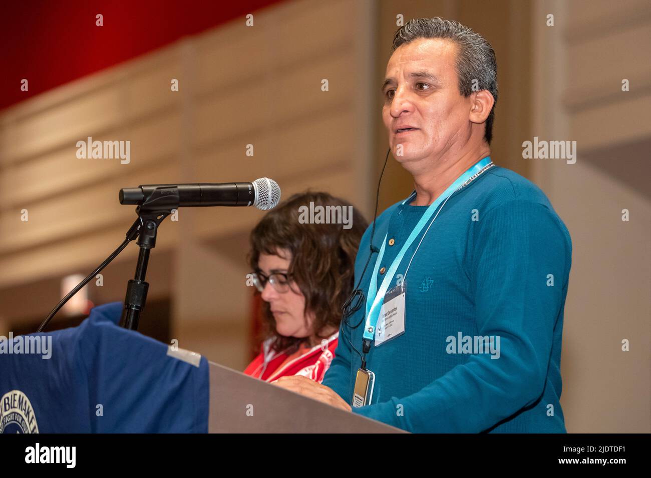 Chicago, Illinois - Israele Cervantes, che è stato licenziato dalla General Motors Messico per l'organizzazione sindacale, parla alla conferenza Labor Notes 2022. Cervan Foto Stock