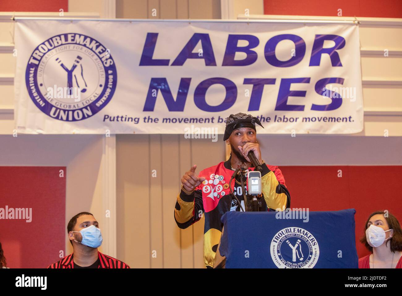 Chicago, Illinois - Chris Smalls, presidente della Amazon Labor Union, parla durante la conferenza Labor Notes del 2022. Quattromila Rank e file labo Foto Stock