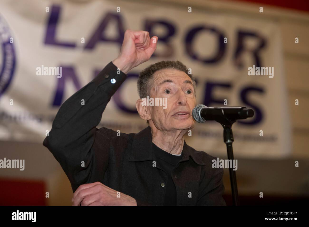 Chicago, Illinois - il professor Louie, il poeta del popolo, si esibisce durante la conferenza Labor Notes del 2022. Quattromila rango e file sindacato attivo Foto Stock
