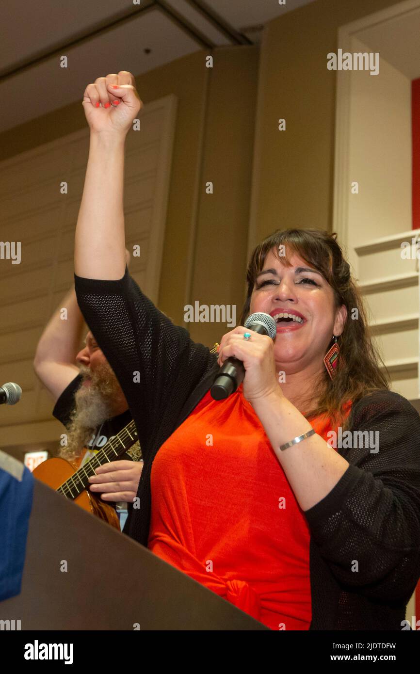 Chicago, Illinois - la cantante/cantautore Liliana Herrera suona alla conferenza Labor Notes 2022. Quattromila attivisti sindacali di rango e di lima f Foto Stock