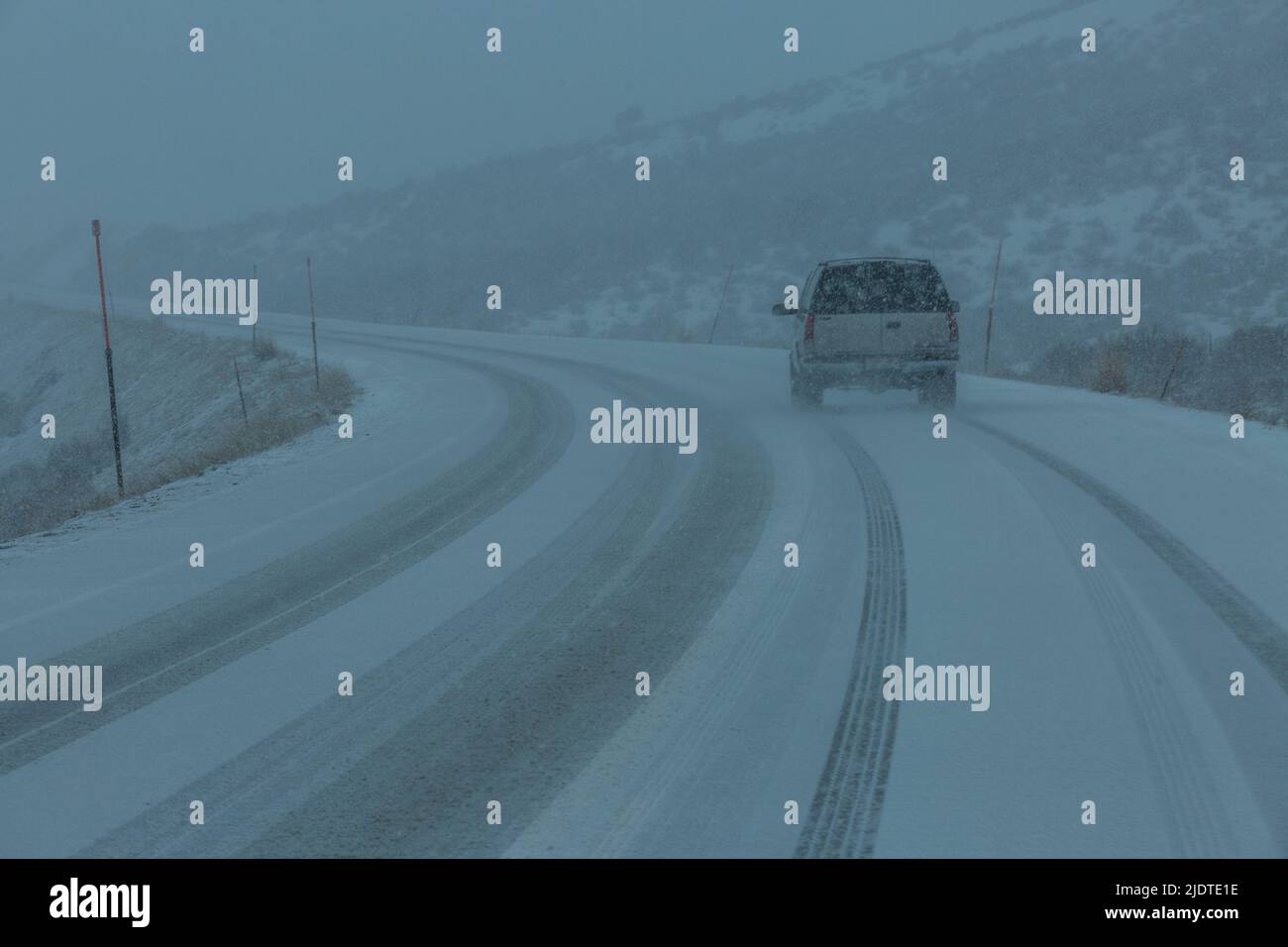 USA, Idaho, Fairfield, camion pick-up sulla neve coperta autostrada 20 in paesaggio rurale Foto Stock