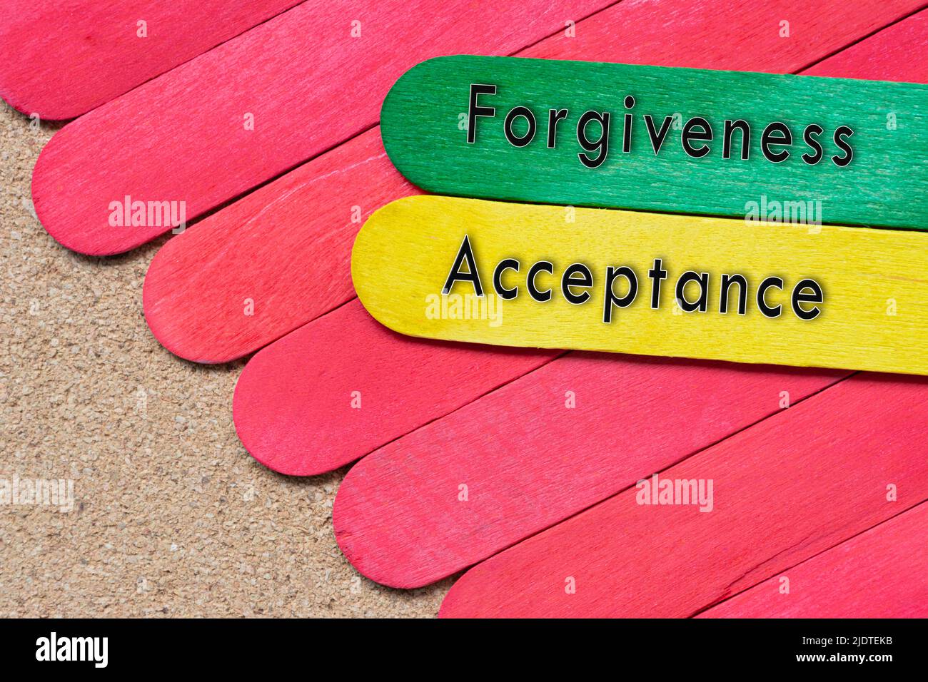 Parole di perdono e accettazione su colorati bastoni di legno su scrivania  di legno Foto stock - Alamy