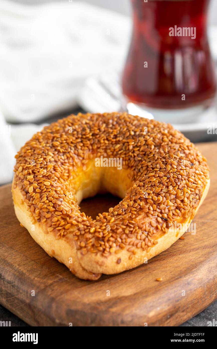 Croissant su sfondo scuro. Biscotti dolci con sesamo. Prelibatezze della cucina turca, nome locale Ay coregi. Primo piano Foto Stock