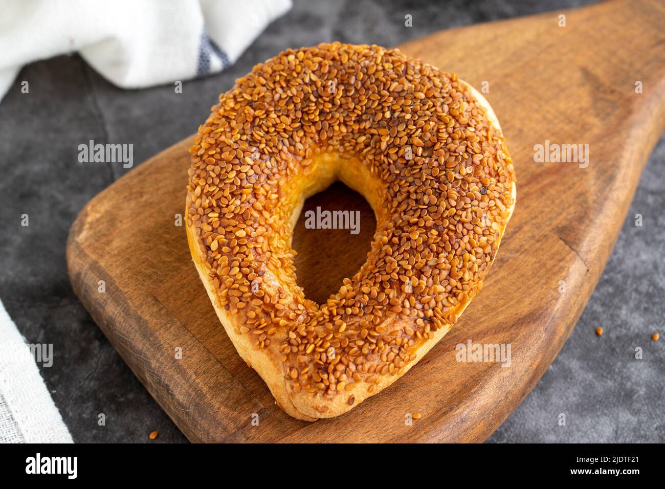 Croissant su sfondo scuro. Biscotti dolci con sesamo. Prelibatezze della cucina turca, nome locale Ay coregi. Primo piano Foto Stock