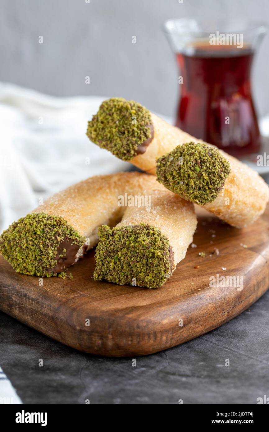 Biscotti al pistacchio. Biscotti dolci con il pistacchio sormontato. Specialità della cucina turca. Nome locale pruzyen kurabiye. Primo piano Foto Stock