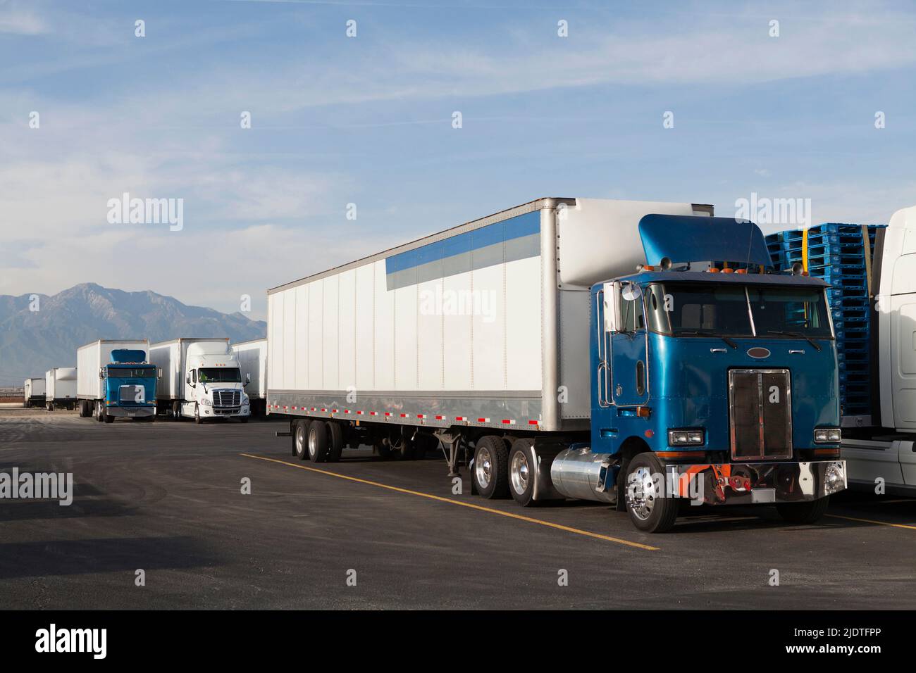 Truckss utilizzato per la spedizione di merci a livello nazionale da una struttura al di fuori di Los Angeles Foto Stock