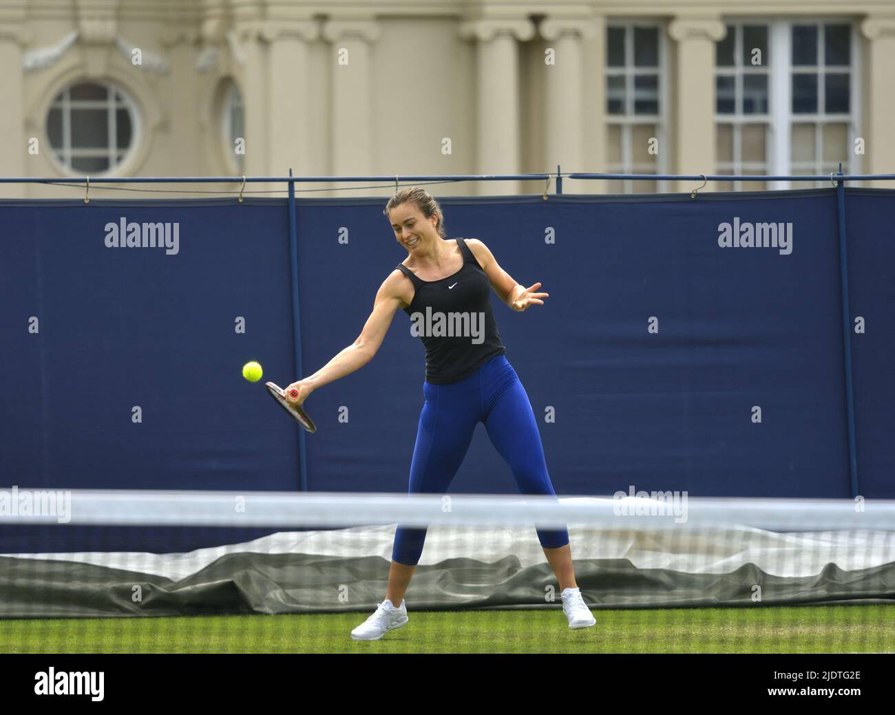 Paula Badosa (Spagna) sui tribunali di pratica presso il Rothsay International, Devonshire Park, Eastbourne, 18th giugno 2022 Foto Stock