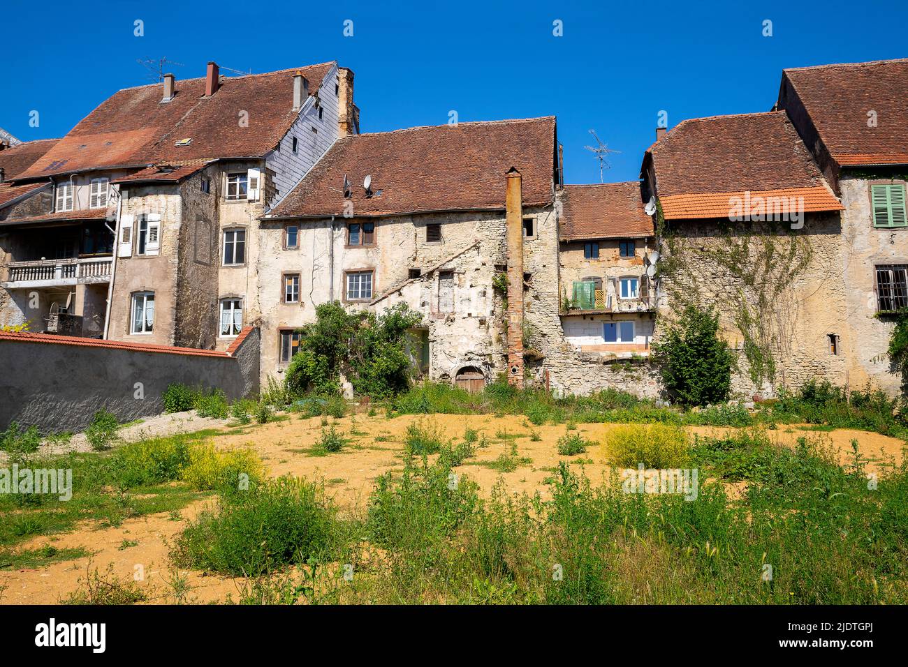 Pittoreschi edifici residenziali a Fénétrange. Fénétrange è un comune della Francia nord-orientale, situato nel dipartimento della Mosella nel Grand Est. Foto Stock