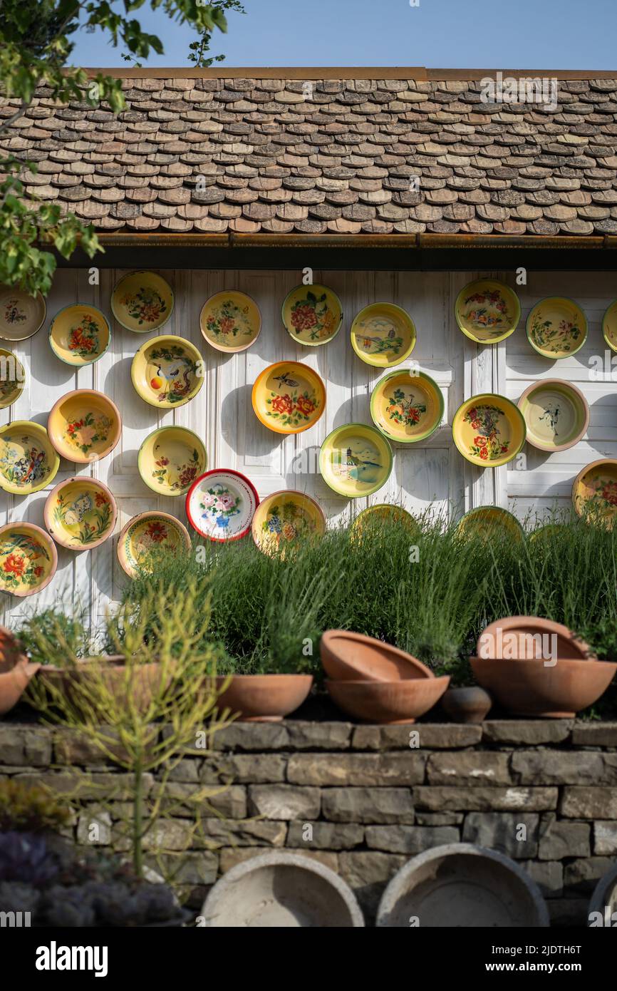 Enamelware bacino usato con motivi su parete di legno di casa utilizzato come decorazione Foto Stock