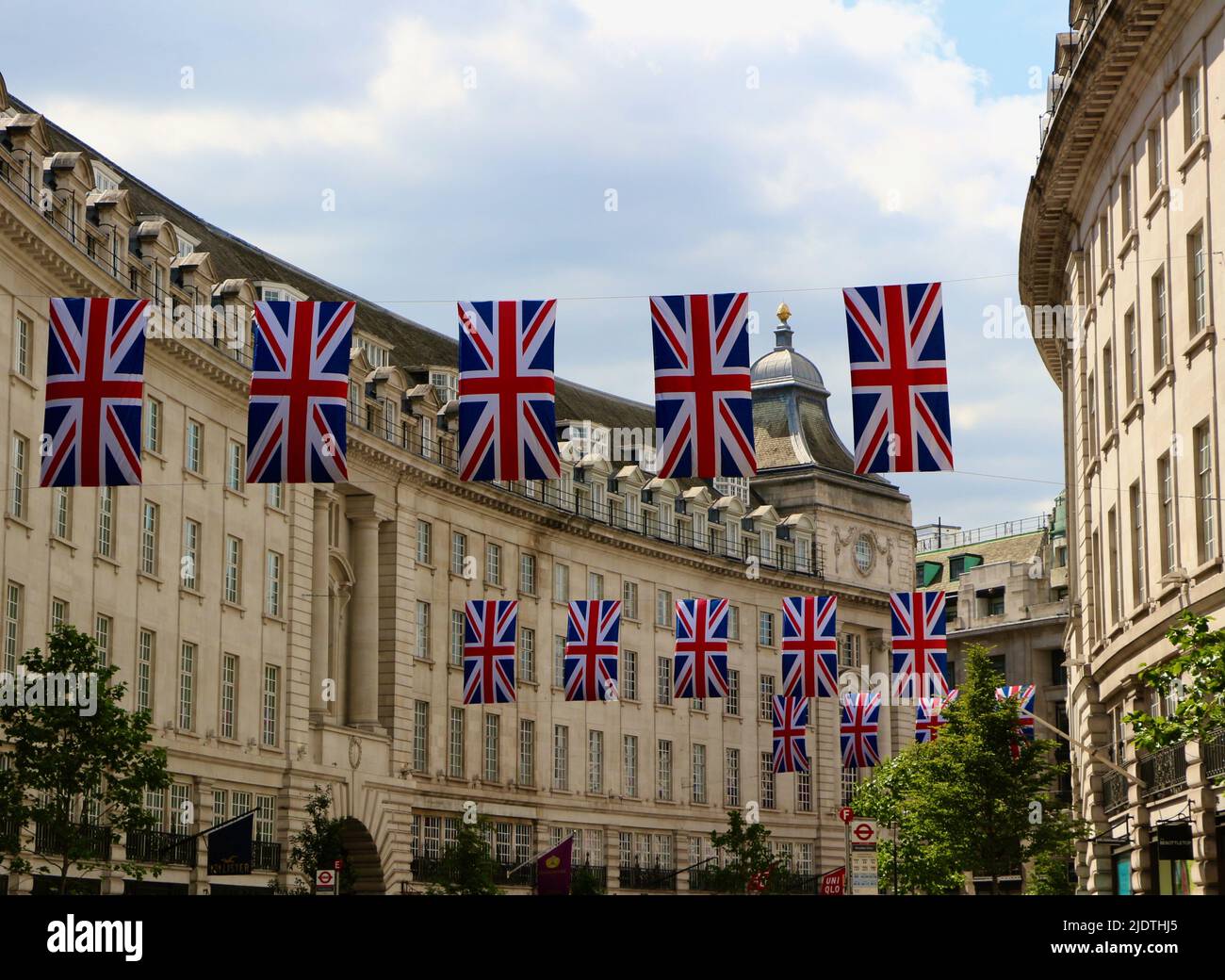 Regent Street Londra Inghilterra Regno Unito facciata degli edifici con bandiere Union Jack per il Giubileo di platino della Regina Elisabetta II giugno 2022 Foto Stock