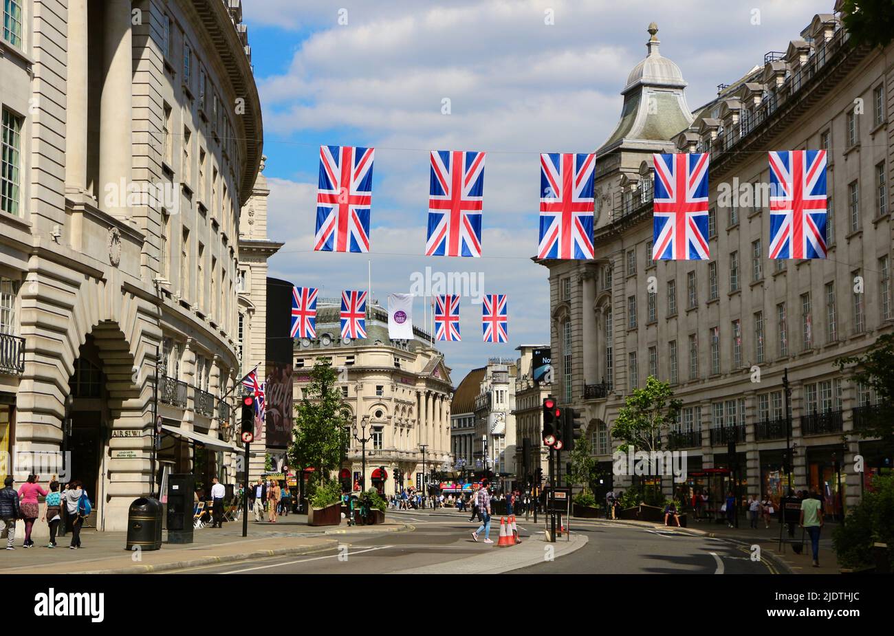 Guardando verso Piccadilly Circus da Regent Street Londra Inghilterra Regno Unito con Union Jacks per le celebrazioni del Platinum Jubilee di giugno 2022 Foto Stock