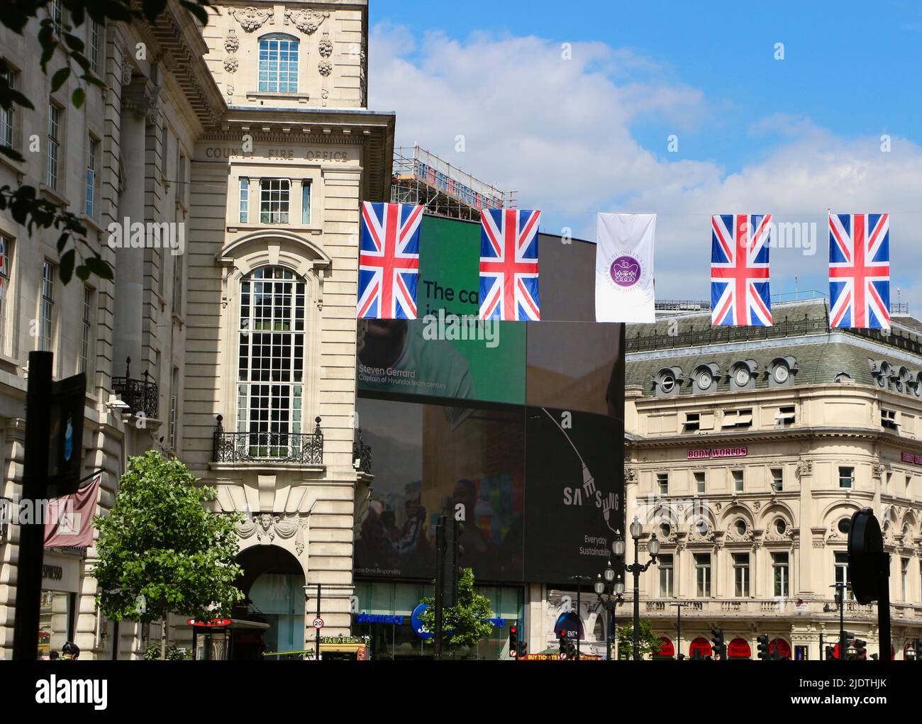 Piccadilly Circus pubblicizza schermi digitali con Union Jacks per le celebrazioni del Platinum Jubilee Londra Inghilterra Regno Unito giugno 2022 Foto Stock