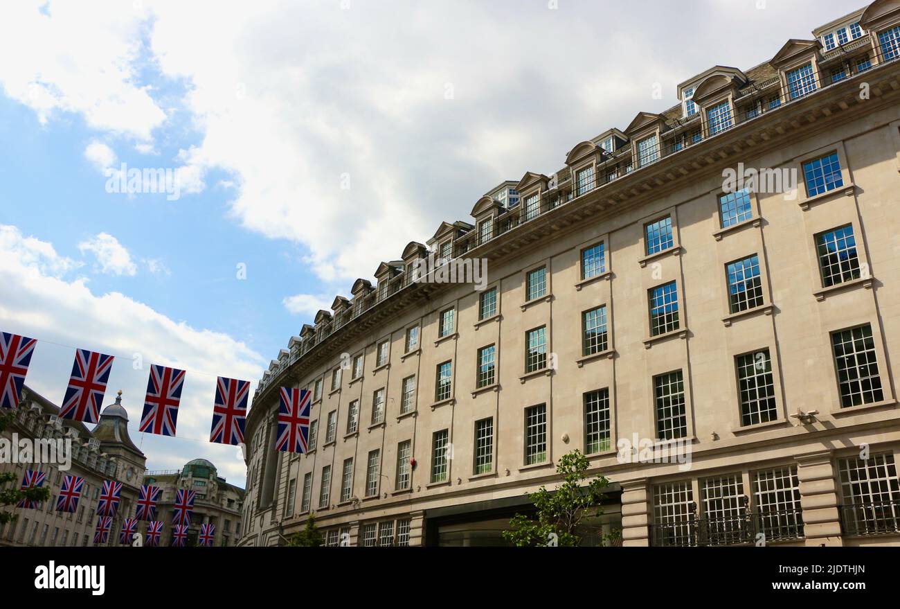 Regent Street Londra Inghilterra Regno Unito facciata degli edifici con bandiere Union Jack per il Giubileo di platino della Regina Elisabetta II giugno 2022 Foto Stock
