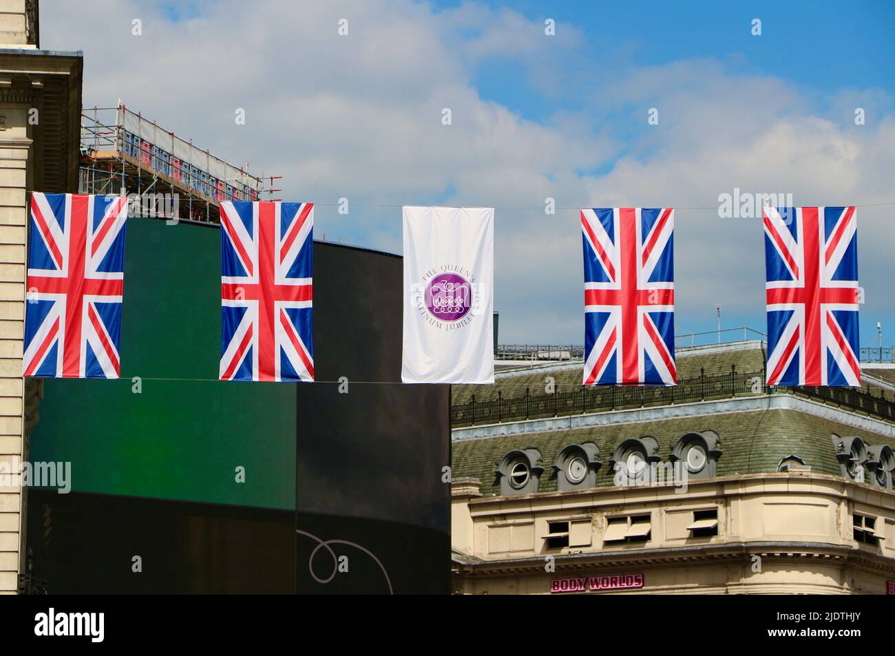 Piccadilly Circus pubblicizza schermi digitali con Union Jacks per le celebrazioni del Platinum Jubilee Londra Inghilterra Regno Unito giugno 2022 Foto Stock