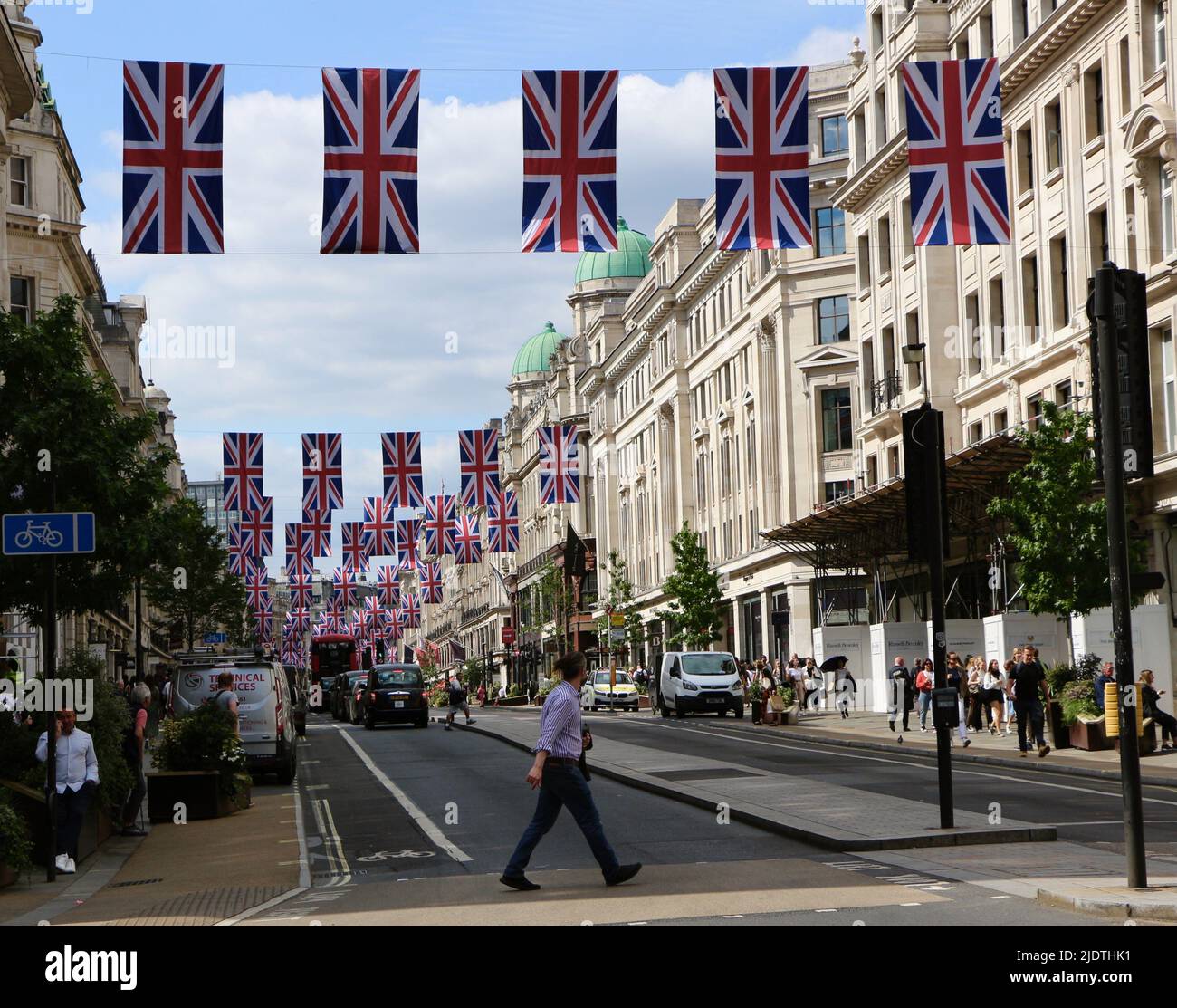Guardando a nord lungo Regent Street Londra Inghilterra Regno Unito con le bandiere Union Jack per il Giubileo di platino della Regina Elisabetta II, giugno 2022 Foto Stock