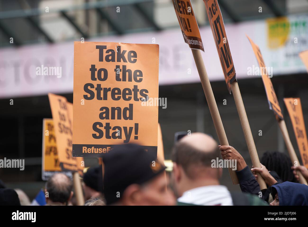 Manhattan, New York, USA - Ottobre 26. 2019: Protesta a NYC, prendere per le strade e rimanere!. Protesta anti Donald Trump a Manhattan Foto Stock