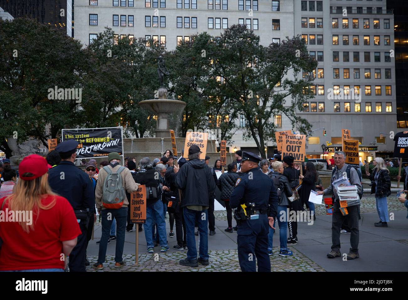 Manhattan, New York, USA - Ottobre 26. 2019: Protesta del presidente Donald Trump e del vicepresidente Mike Pence a NYC. Poliziotto vicino alla folla Foto Stock